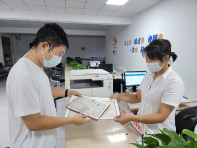 夏津县行政审批服务局宋楼分局：窗口服务无小事，延时服务暖人心