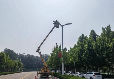 德州市政：粉刷路灯灯杆  扮靓城市形象  