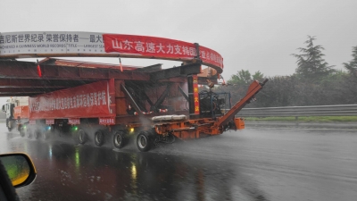 “世界第一环”从济南发货！体型覆盖四个车道，用106个车轮的车辆运输