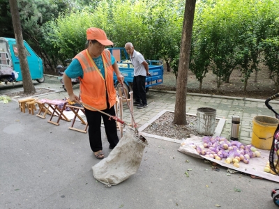 德州环卫：清理集市遗留垃圾，改善环境服务民生