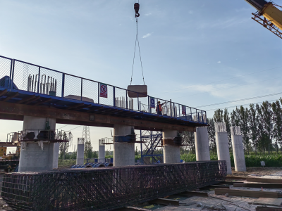 德州市交通运输局全力推进，济南绕城高速公路二环线北环段工程四标段首片盖梁浇筑完成