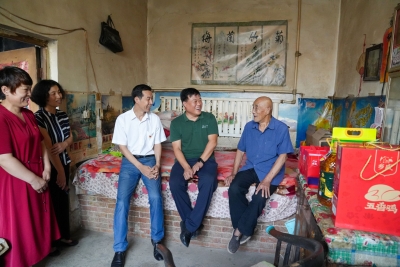 庆祝建军95周年！德报联合乡盛扒鸡公司慰问退役军人