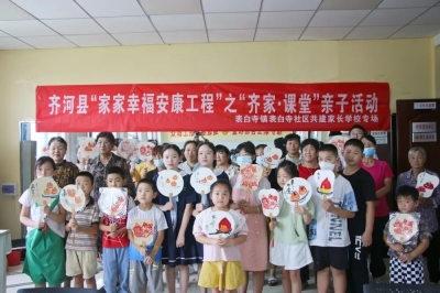 【弘扬时代文明 传承良好家风】表白寺镇家长学校开展“处暑”亲子手工绘扇活动