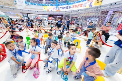 赛车竞速挑战  操控无人机 | 德州百余学生玩转“人工智能”