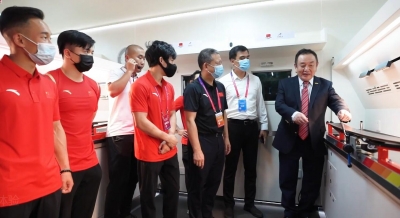 走在前 开新局丨奥运冠军来教“体操课”