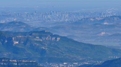 诗画山东｜泰山之巅俯瞰50公里外的济南城 CBD中心、省会大剧院、华山等地标清晰可见