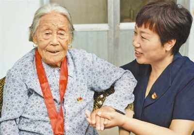 “千方百计为群众排忧解难”（人民满意的公务员）