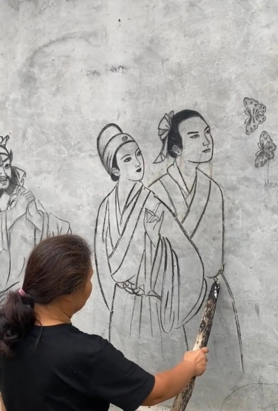 她的画笔，是根烧火棍！