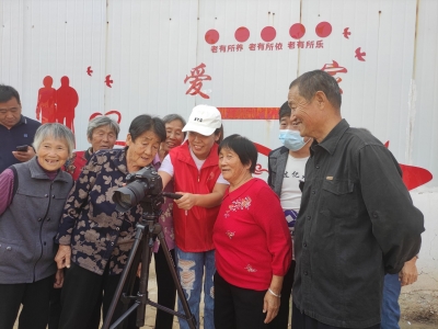 乐陵朱集镇：摄影志愿者为29名孤寡老人留住美好瞬间