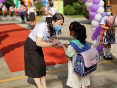 领花束、点朱砂，康博小学新生们收到别样开学礼