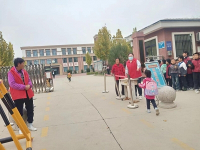 乐陵郭家街道：“志愿红”站好“护学岗”