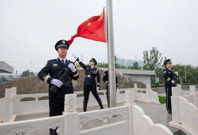 诗｜谭晓红：国庆节观升旗感怀