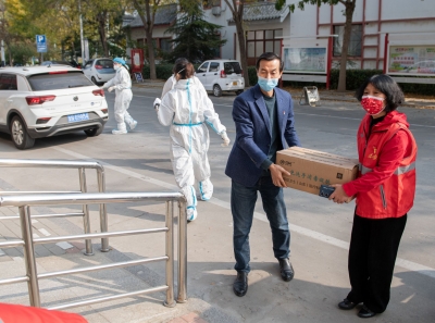 德报志愿者到双报到社区为一线防疫人员送去防疫物资