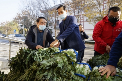 德州日报社联合义工协会到双报到社区为一线防疫人员送去爱心蔬菜