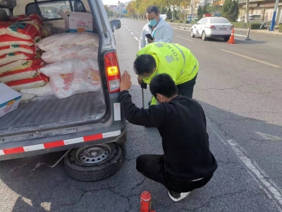 我为群众办实事 | 物资运送车辆半路爆胎 德州交警迅速施救 