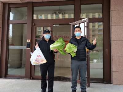 文瑞超市向星凯国际广场小区居民捐赠2万斤白菜  