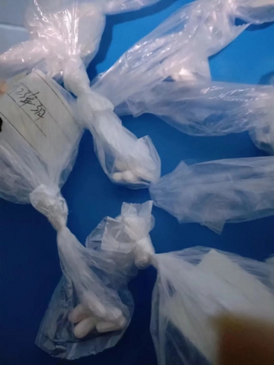 老旧的防盗窗绑着许多袋子，每袋装着几片退烧药……