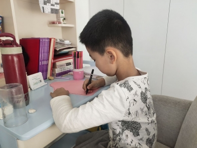 天衢新区宋官屯街道金河社区：“青春之光吧”公益美术课堂“云端”开课