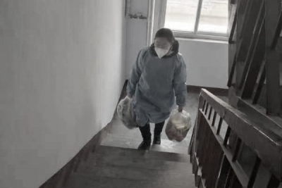 抗疫路上的“夫妻档”：妻子社区服务，丈夫医院坚守