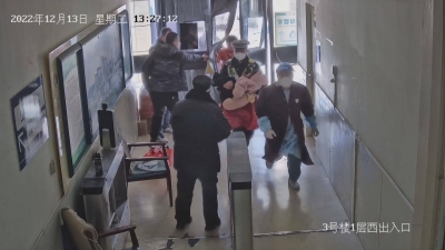 女孩感染新冠高烧晕厥 济南交警一把抱起一路小跑