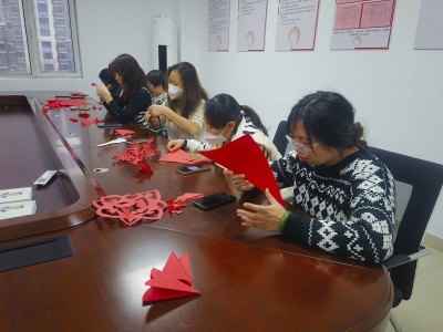 天衢新区宋官屯街道嘉诚社区：巧手剪窗花 欢乐迎春节