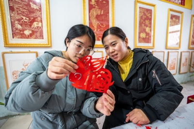 新春走基层 | 陵城朔之乡文化产业中心：巧手剪春年味浓