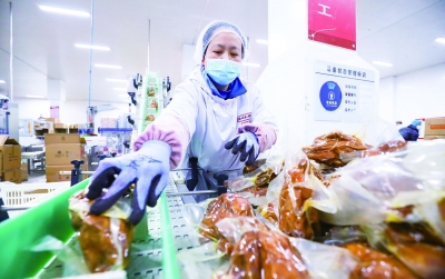 新春走基层 | 德州扒鸡线上线下“齐飞” 日销超10万只