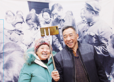 在成亲时的旧照片前自拍，昔日光棍汉王风国感慨万千——“时光切片”见证乡村巨变