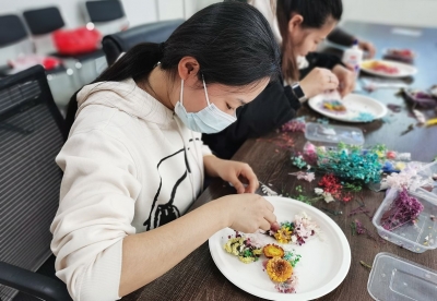 天衢新区宋官屯街道宋官屯社区：开展手工制作活动