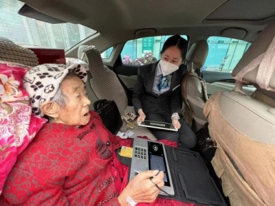 这一幕太暖心！老人着急办卡，银行柜台“移动”到车里