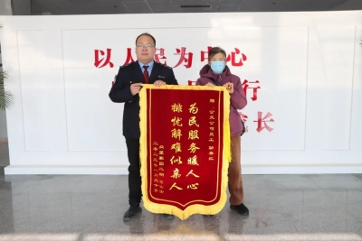 路遇老年乘客身体不适  德州公交司机陪护就医