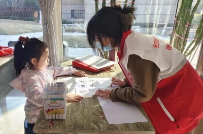 天衢新区宋官屯街道金河社区：公益美术课“点亮”孩子多彩生活