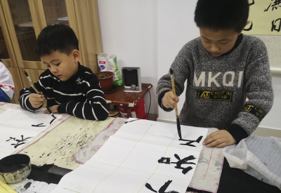 天衢新区宋官屯街道康博社区：“康博墨苑”青少年书法公益班组织“期中考”