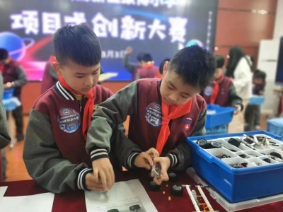 硬核！德州这所学校的孩子们都在动手制作机器人 ！