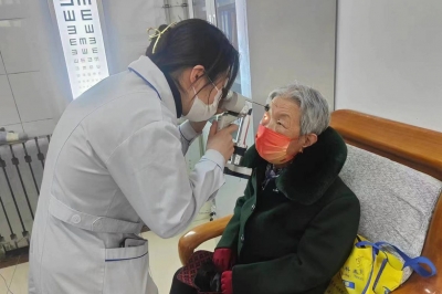 天衢新区宋官屯街道滨河社区：开展眼科义诊活动