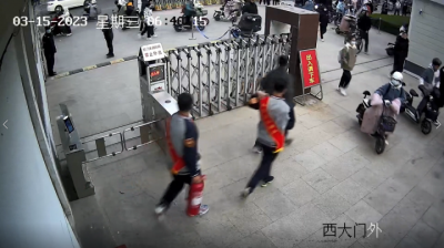 街头电动车起火 德州三名高中生上演“教科书式”灭火