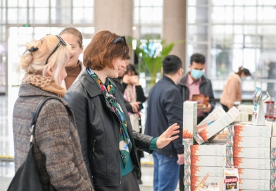 外国友人参观印度尼西亚旅游图片、绘画及特色产品展