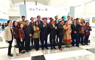 “印尼周”嘉宾参观印尼旅游图片绘画及特色产品展  