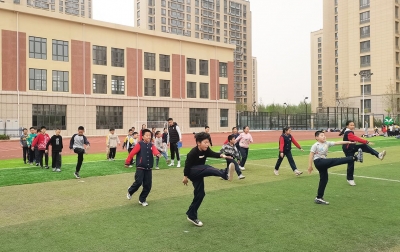 天衢新区宋官屯街道沙王社区“追风少年”足球队开展户外训练