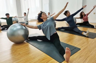 天衢新区宋官屯街道宋官屯社区开展瑜伽公益课活动