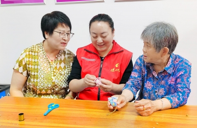 巧手做香囊 幸福又安康 | 德州日报社、新城社区联合开展弘扬敬老美德、传承良好家风志愿活动