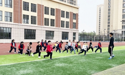 天衢新区宋官屯街道沙王社区“追风少年”足球队开展户外对抗训练