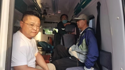 面对倒地老人，齐河这对小夫妻这样做