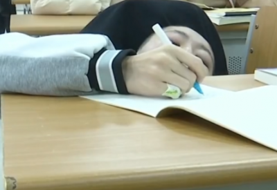 德州“折叠男孩”跪着上课考上大学，祝他手术顺利！