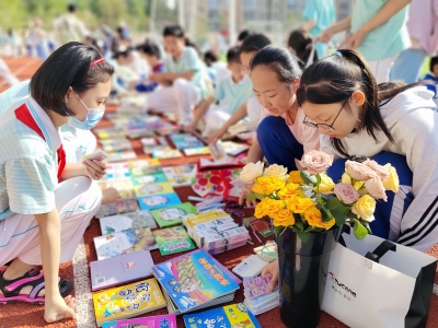 德州市新湖南路小学举办图书跳蚤市场活动