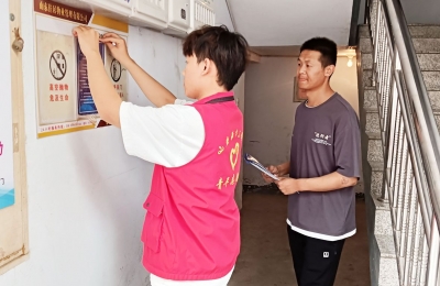 天衢新区宋官屯街道滨河社区开展“助老防诈骗 青春志愿行”宣传活动