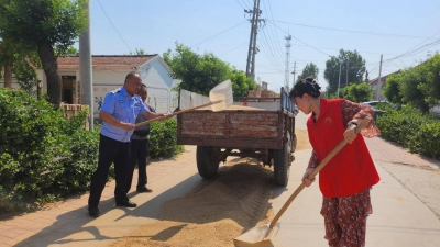 乐陵市郭家街道：“志愿红”田间地头助收忙