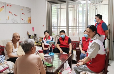 天衢新区宋官屯街道十二里庄社区开展慰问高龄老人活动