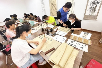 天衢新区宋官屯街道金鼎社区开展书法活动