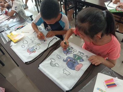 精彩童年 “绘”趣童心 | 德州天衢新区袁桥镇崇文社区开展手绘背包活动